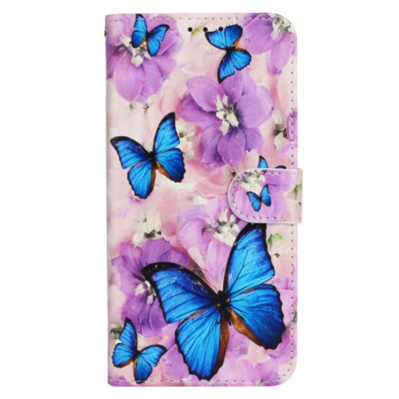 Housse iPhone 16 Papillons Bleus et Fleurs Violettes à Lanière